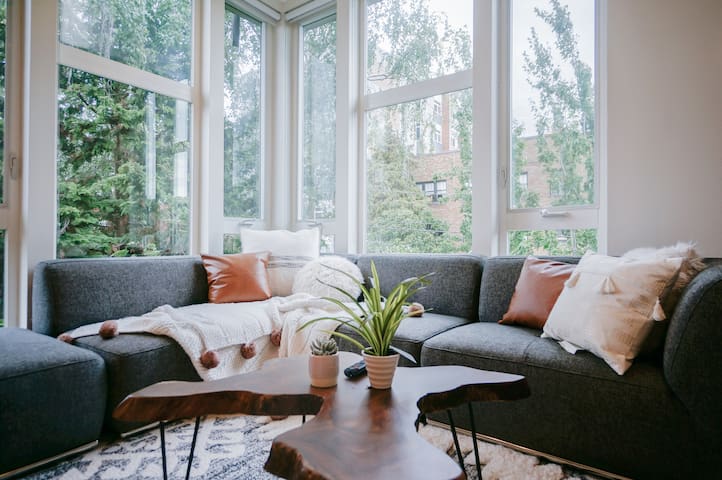 3BR Urban Escape w/ Kitchen + Rooftop Deck