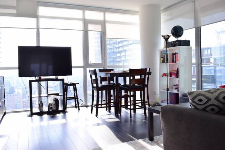 Bright, Central, Spacious Condo – Heart of Toronto gallery image 4