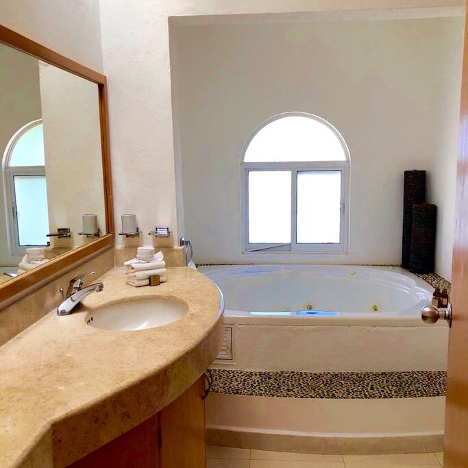 Disfruta un baño de burbujas en el jacuzzi