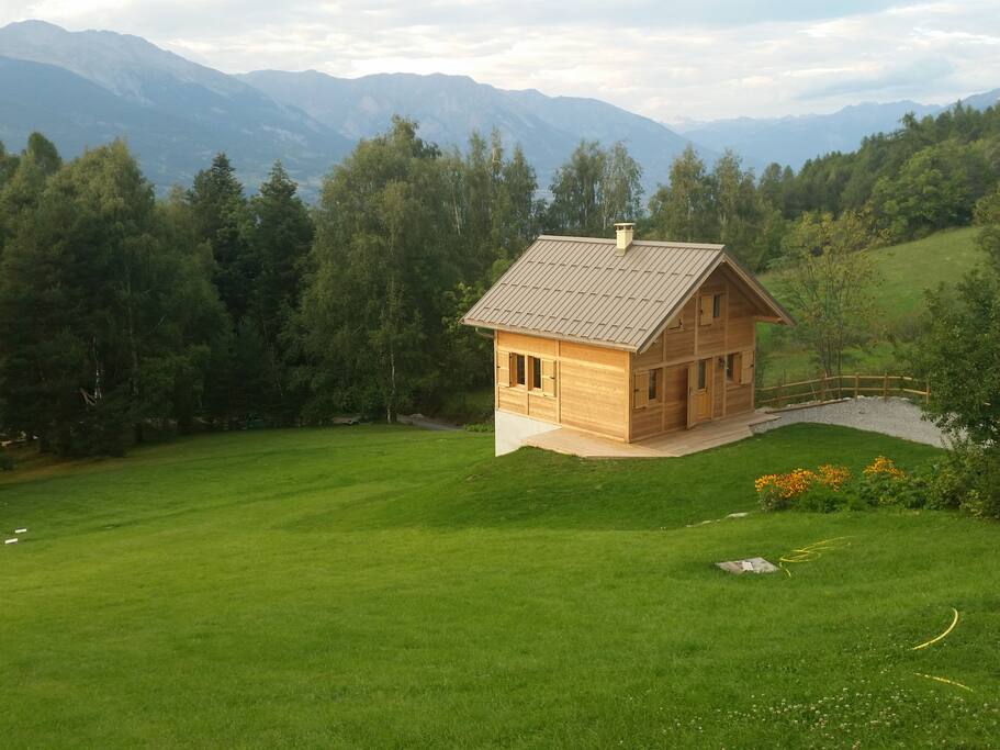 Chalet en été, grand terrain de jeu autour pour les Grands et Petits