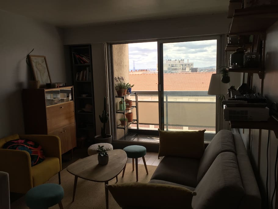 Living-room with direct access to the balcony and the view on the Eiffel tower ✨