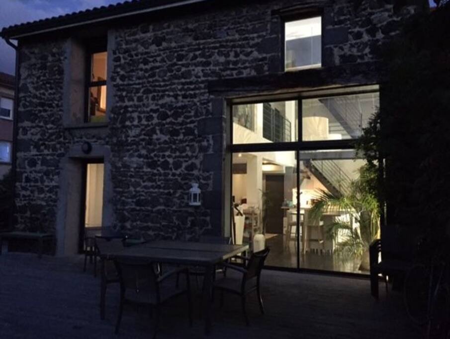 Une terrasse avec un BBQ