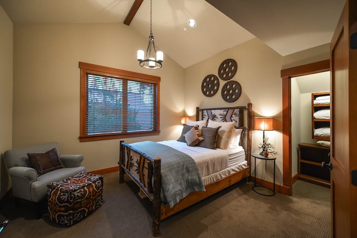 Брачен кревет (широк 150-179 см) со простор за брачен кревет (широк 180-179 см) или детско креветче (и двете се обезбедени).