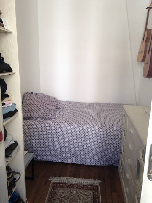 Chambre avec lit 2 places (et aussi deux guitares)