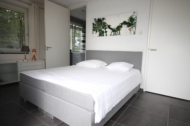 غرفة النوم 3 في الطابق الأول. سترى هنا أيضًا إطلالة على الحمام 2، الذي تتم مشاركته مع غرفة النوم 2. يؤدي الباب الأيمن إلى الهبوط.