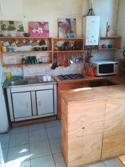 Vista de la cocina y su equipamiento, ambiente luminoso y grato.