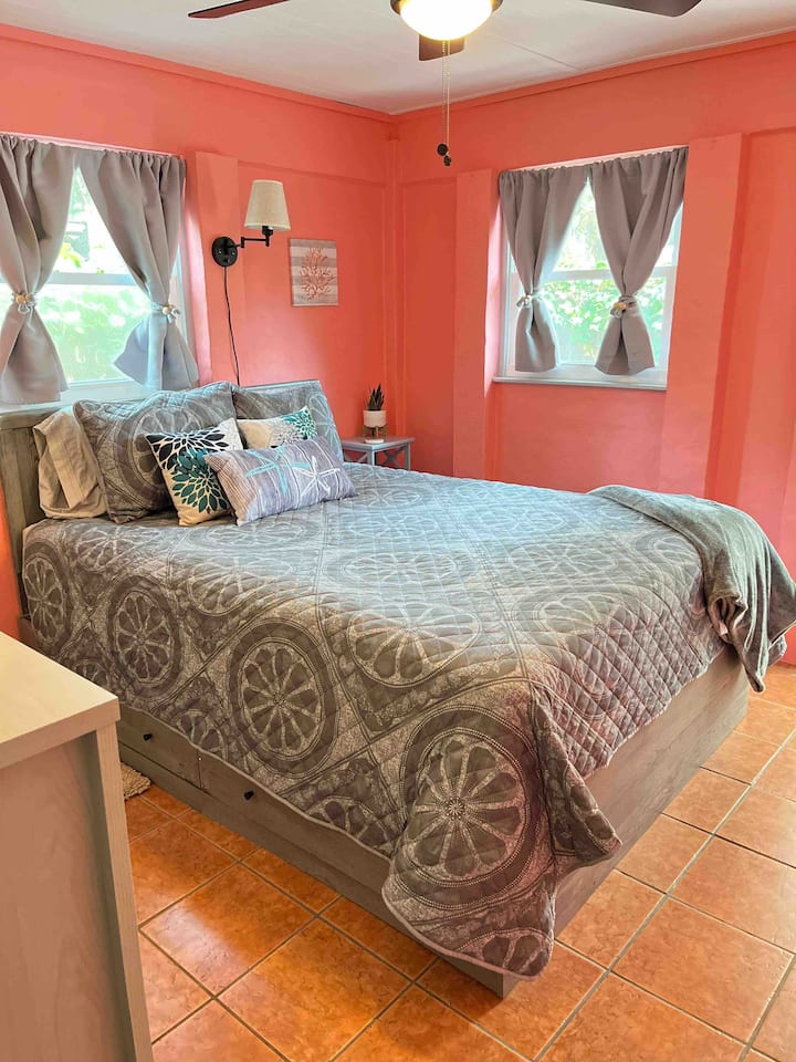 Დატკბით მყუდრო საწოლით, რომელიც აღჭურვილია დამამშვიდებელი ჭერის ვენტილატორით, რომ მშვიდად გამოიძინოთ.