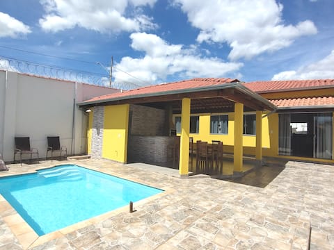 Top Airbnb: Pouso Oliveira Casa Air-conditioning and swimming pool em São João Batista Do Glória