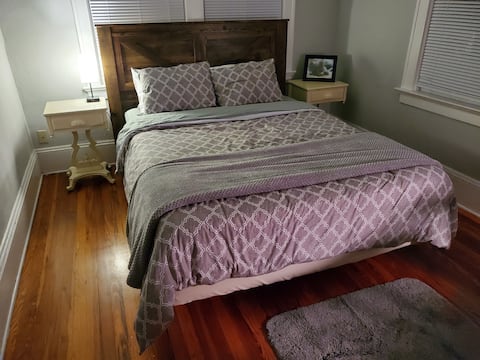 Cozy King Street Suite Upstairs