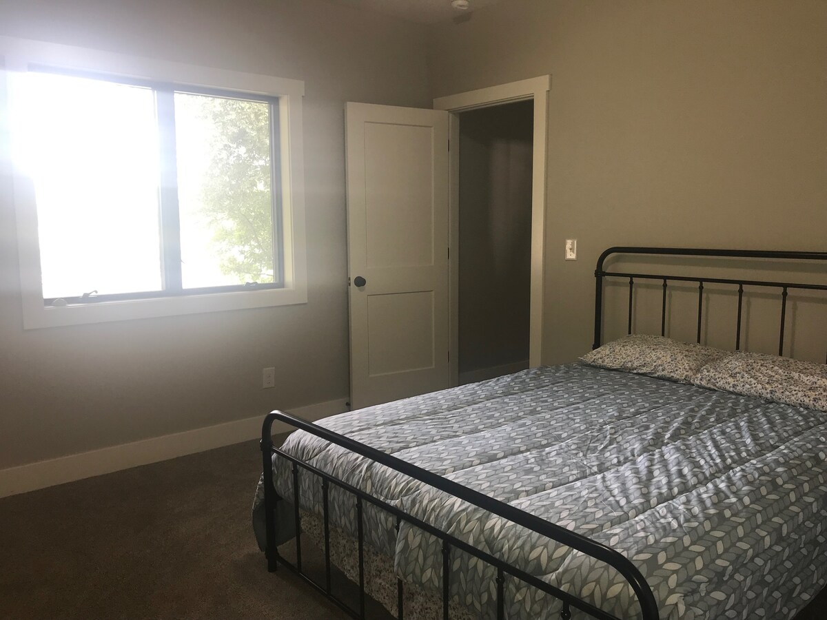 חדר שינה במפלס התחתון (מיטת קווין סייז) עם נוף לאגם