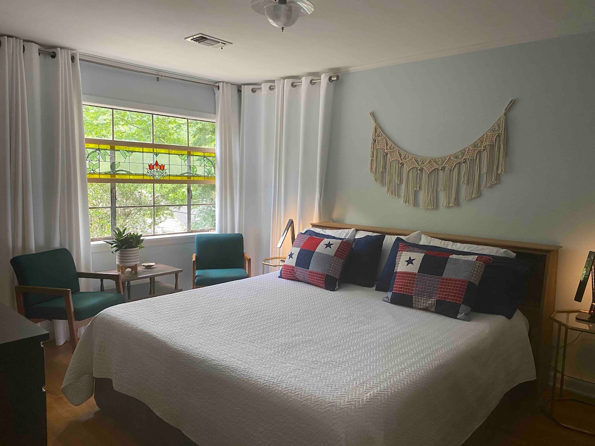 在舒适的加大双人床垫
上放松身心1号卧室。 