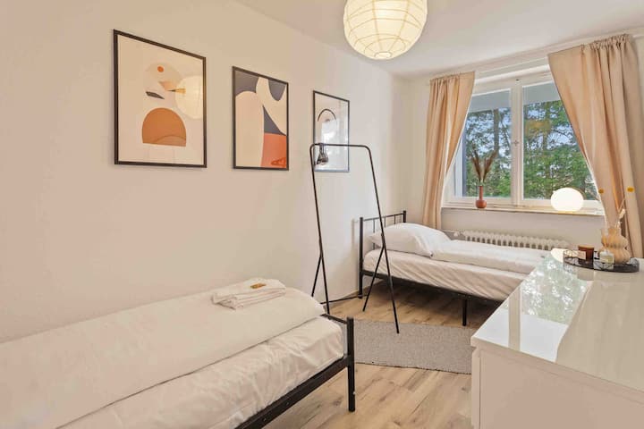 ห้องนอนพร้อมเตียงแฝดมองเห็นวิวชนบท