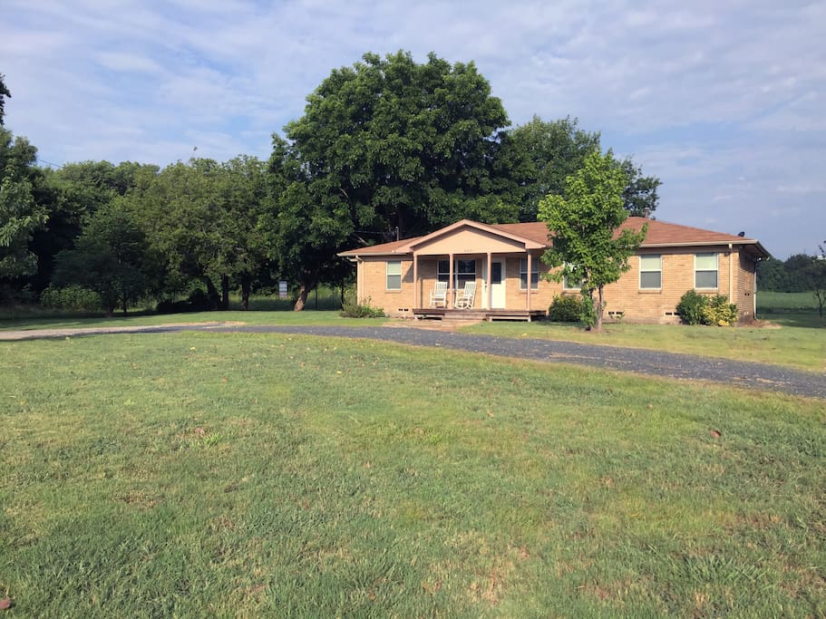 Life in the country, with city shops and downtown only 5 minutes away.