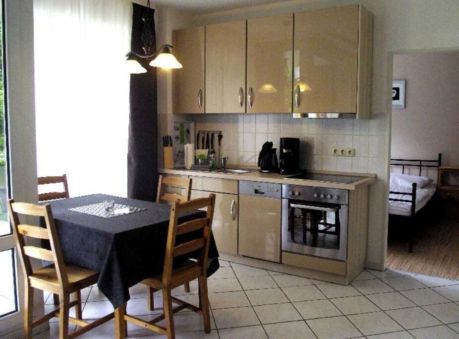 üchenecke mit 4 Sitzplätzen, Küchenzeile mit Geschirrspüler, Backofen, Cerankochfeld, Kaffeemaschine, Wasserkocher, Kühlschrank mit Gefrierfach, Toaster und Begrüßungspaket (Geschirrhandtücher, Bürste, Lappen, Schwamm, Spülmittel, Geschirrspültabs)