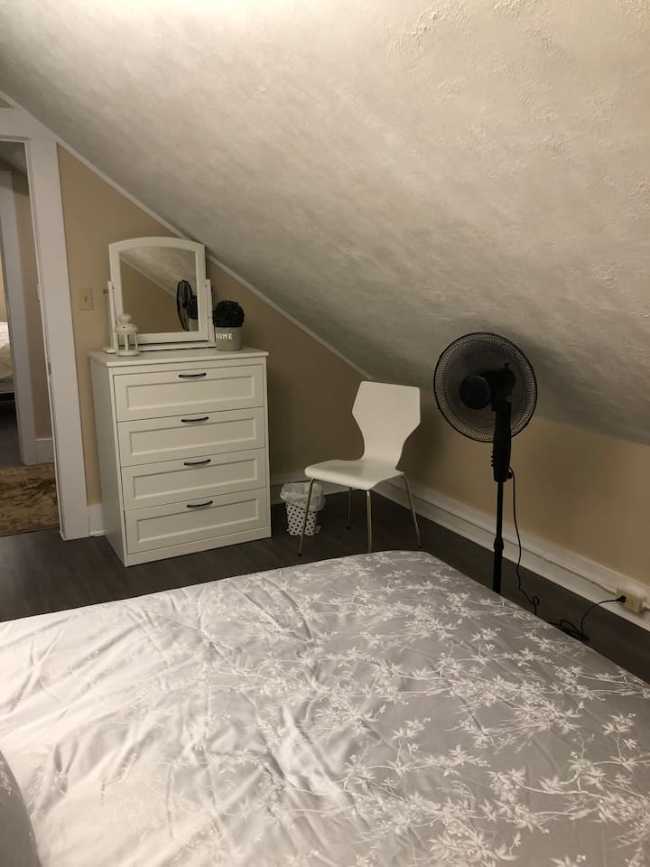 خزانة مع مرآة في كل غرفة نوم. تحتوي كل غرفة نوم أيضًا على مروحة.