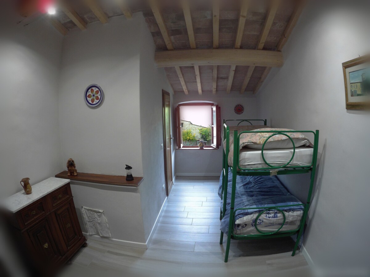 Slaapkamer met stapelbed met uitzicht op de straat die goed zonlicht mogelijk maakt