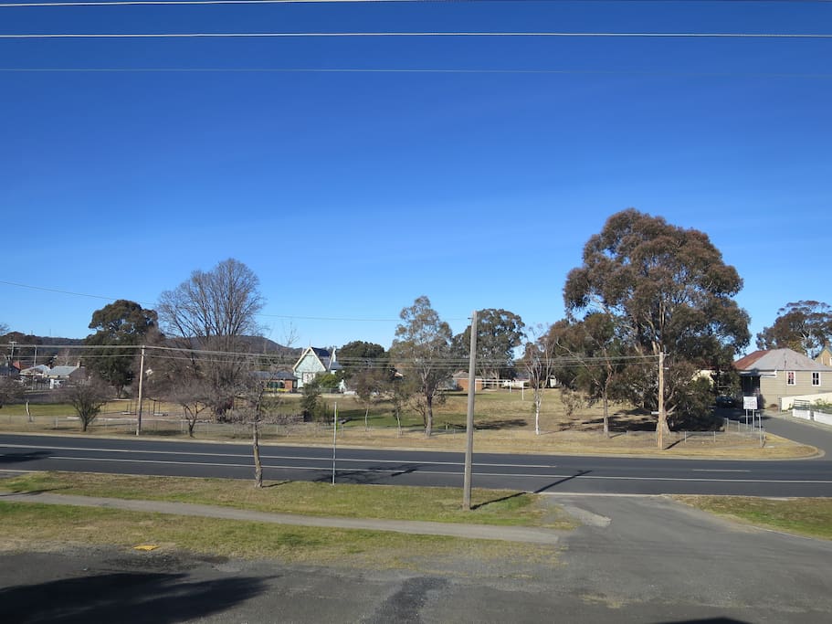 The house looks across to Goulburn South Public School. It is a quick 5-10 minute walk to the main street of Goulburn