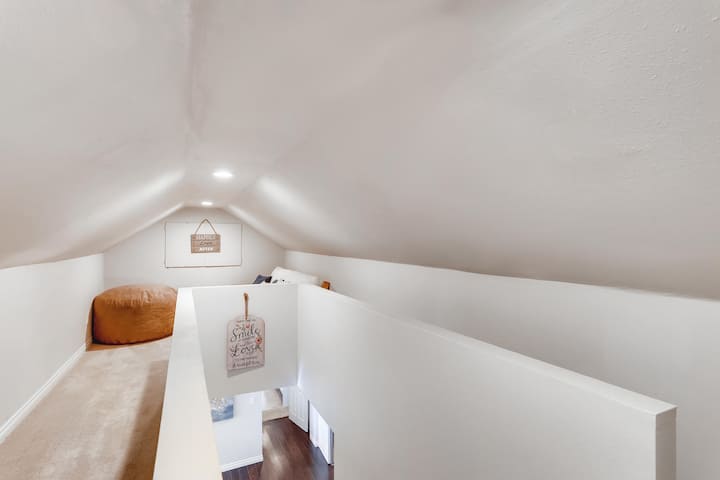 Sehemu ya juu ya roshani iliyo na begi la maharagwe na Futoni ambayo inaweza kukunjwa kama kitanda. Inafaa kwa ajili ya kuning 'inia tu