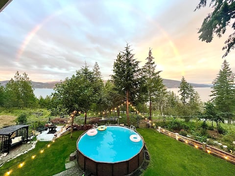Funky 2-bedroom Lakeside Vacation Home w/ Pool.