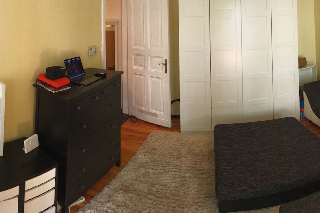 Bed and Living Room / Schlaf- und Wohnzimmer