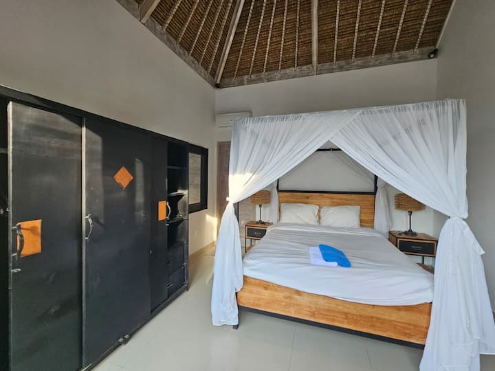 Chambre n°2 vue sur la piscine