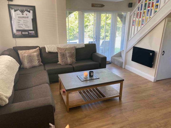 The Lodge: A Comfortable 1 Bedroom Guest House - Brentwood