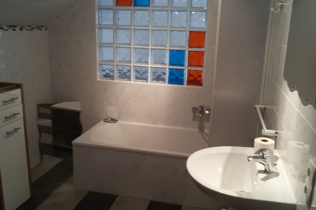 Neu eingerichtetes Badezimmer mit Badewanne