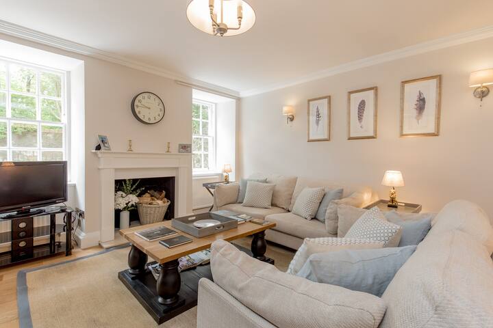 Calton Hill – Private entrance with outdoor space gallery image 2