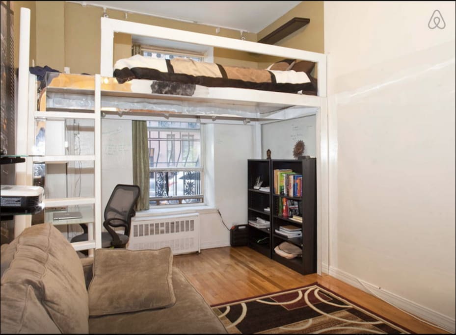 Spacy book shelves and ample amounts of light makes this an ideal environment to work from during the day, for those of you who want to squeeze in some extra work time in the middle of the vacation.