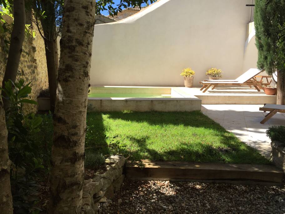 Jardin clos avec bassin