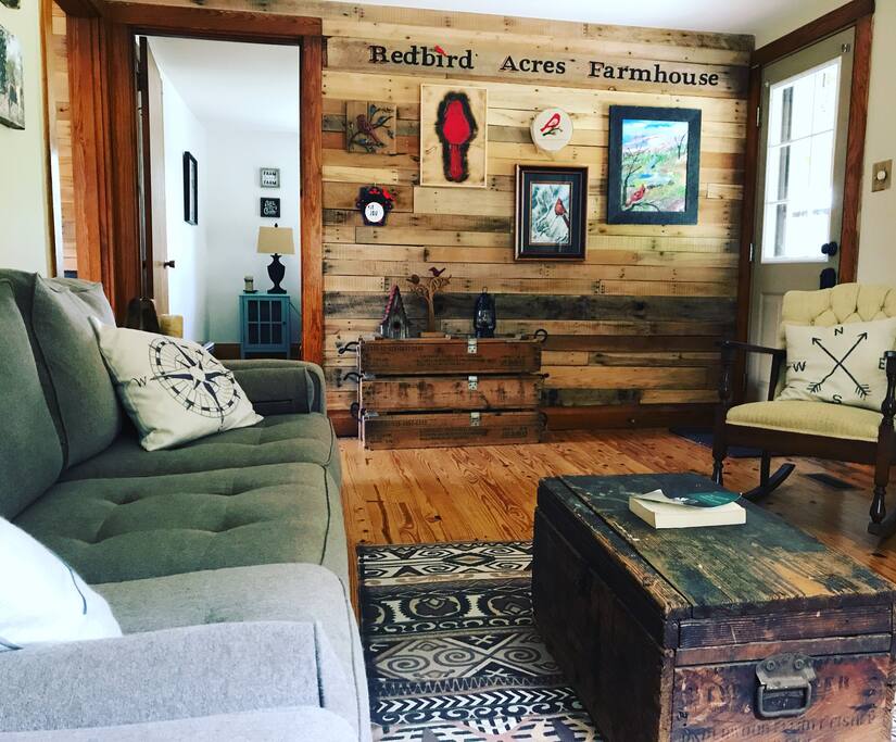 No tv in living room. No internet. We provide Radio, Books and peace & quiet.