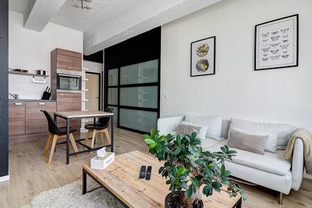 Modern apart in city center! Free parking