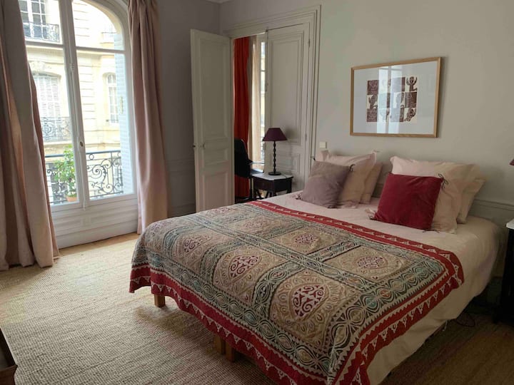 Chambre 1 : King size Bed l180 cm x L200 cm. Glavna spavaća soba s međusobno povezanom kupaonicom.