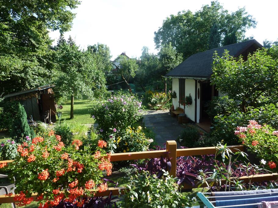 Ein Blick in den Garten von unserer Terrasse