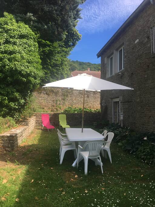Accès direct au coin détente et au jardin depuis votre chambre