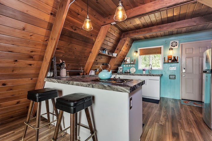 Cabin in Lincoln Beach · ★4.93 · 2 bedrooms · 5 beds · 2 baths