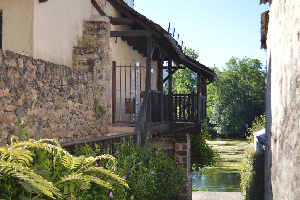 terrasse au bord de l'eau