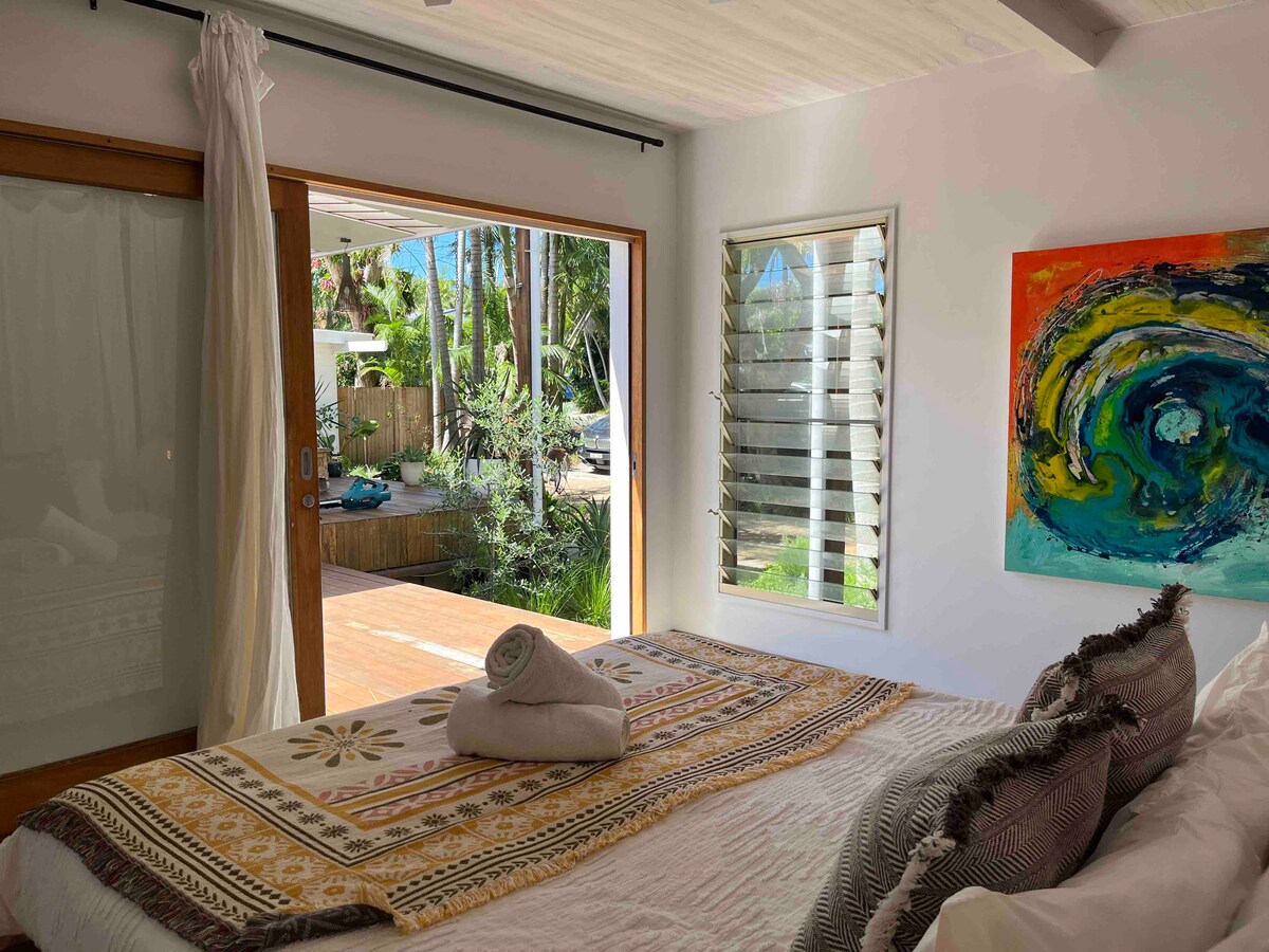 Главната спална соба се влева на надворешна тераса со хидромасажна када и ледена бања