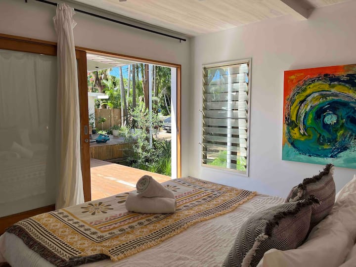 Основната спалня се влива в открита веранда с хидромасажна вана и ледена баня