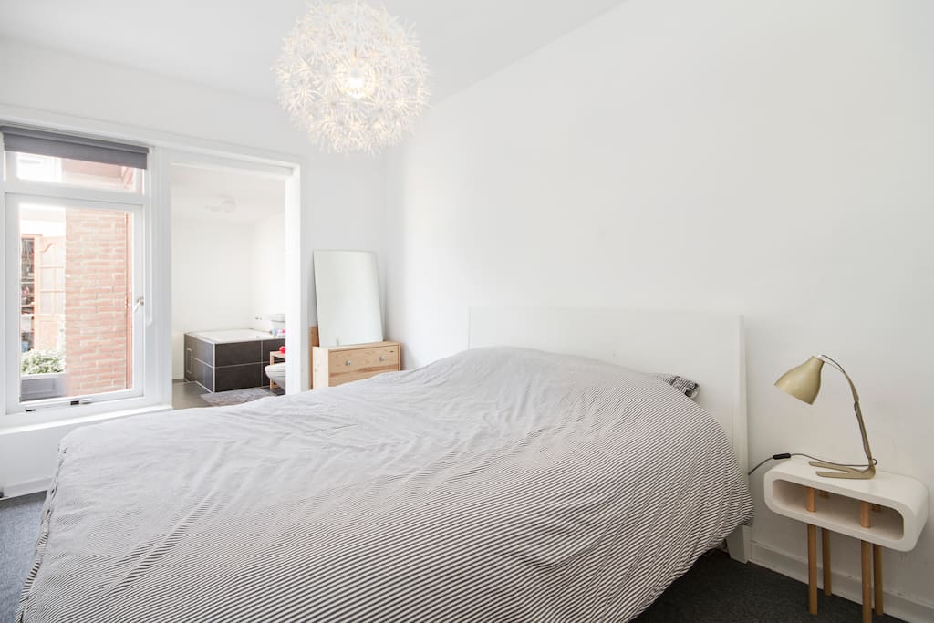 Super comfortabel bed met aangrenzende badkamer. zonder deur ertussen.