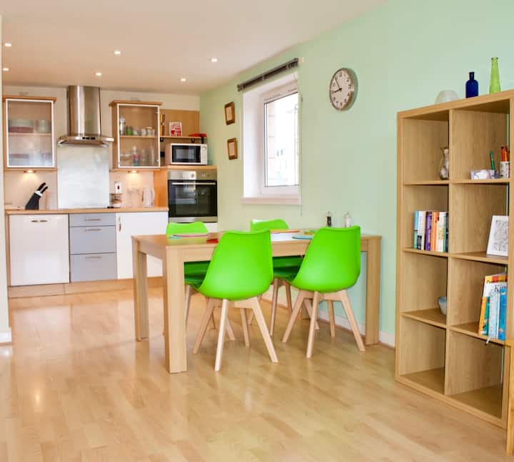 Bright And Spacious Two Bedroom Home (Sleeps 4) - Edinburgh, UK