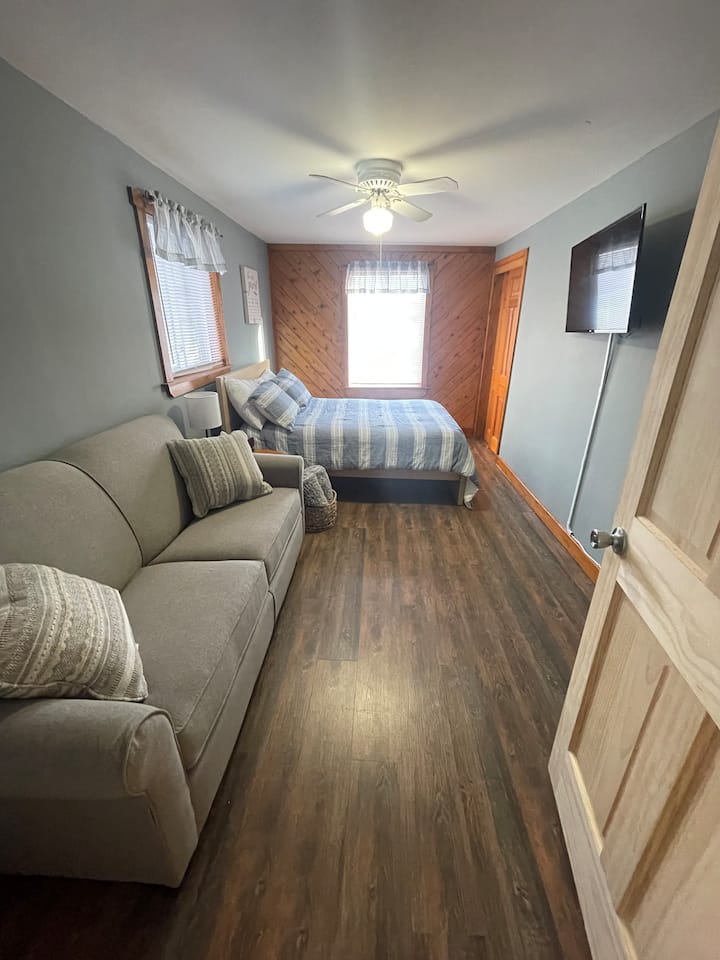 Ეს ტახტი გადის სრულ საწოლზე, კარადაში კი საჭიროა თეთრეული. 