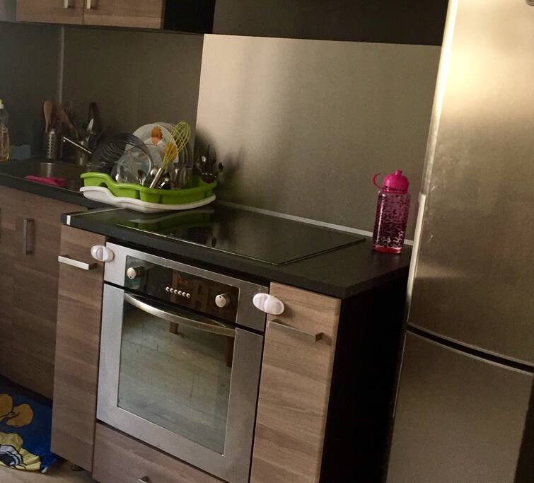 Cuisine avec frigo, four, microondes, machine à café à capsules