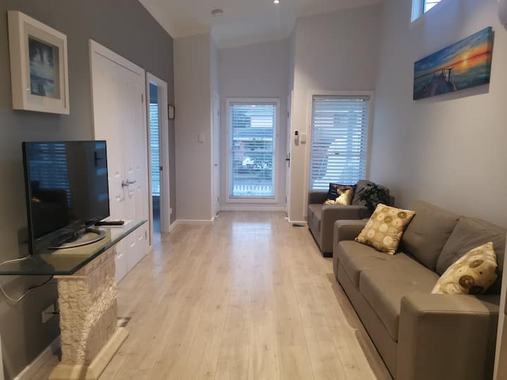 Saturday Cottage - 2 Br Pet Friendly Lakeside Home - Tuggerah