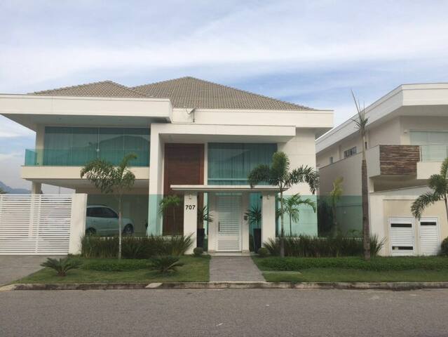 Luxury House in Condominium | 5 suites in Barra! gallery image 2