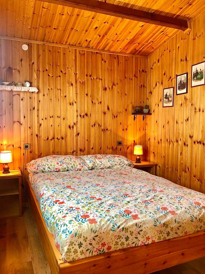 חדר שינה כפול.
מצויד בארון.
יש לו חלון המשקיף על מרפסת הכניסה 