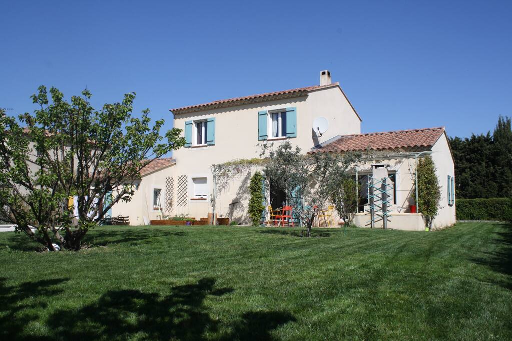 Maison Familiale avec grand jardin et piscine