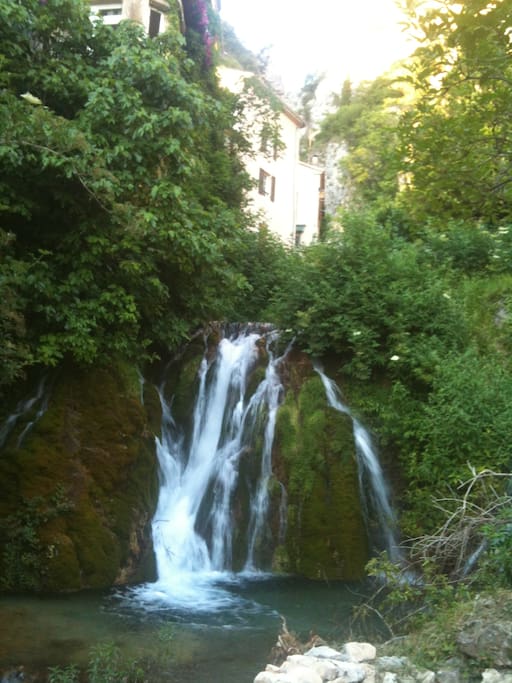 la cascade sous la maison