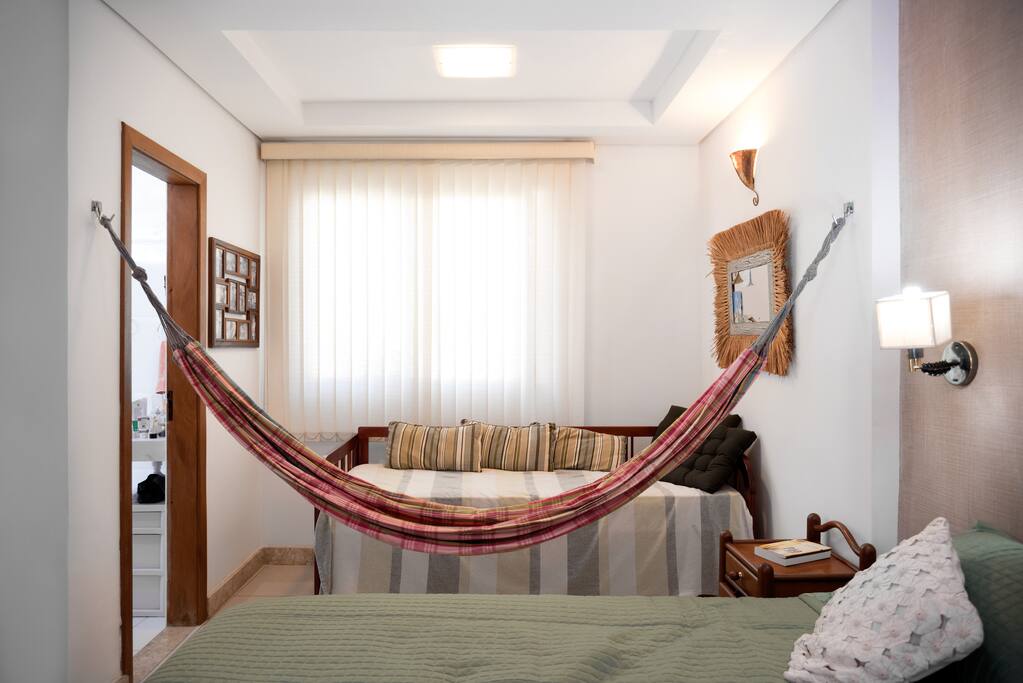 Quarto com muita claridade. Rede também é opção