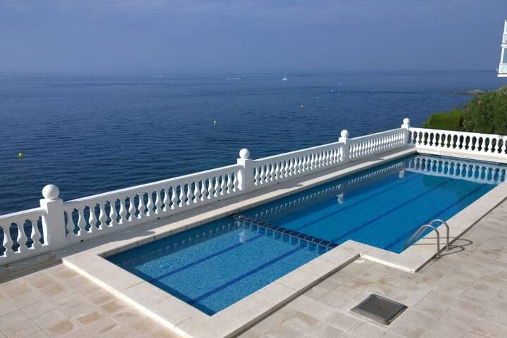 Bel appartement vue mer, première ligne + piscine
